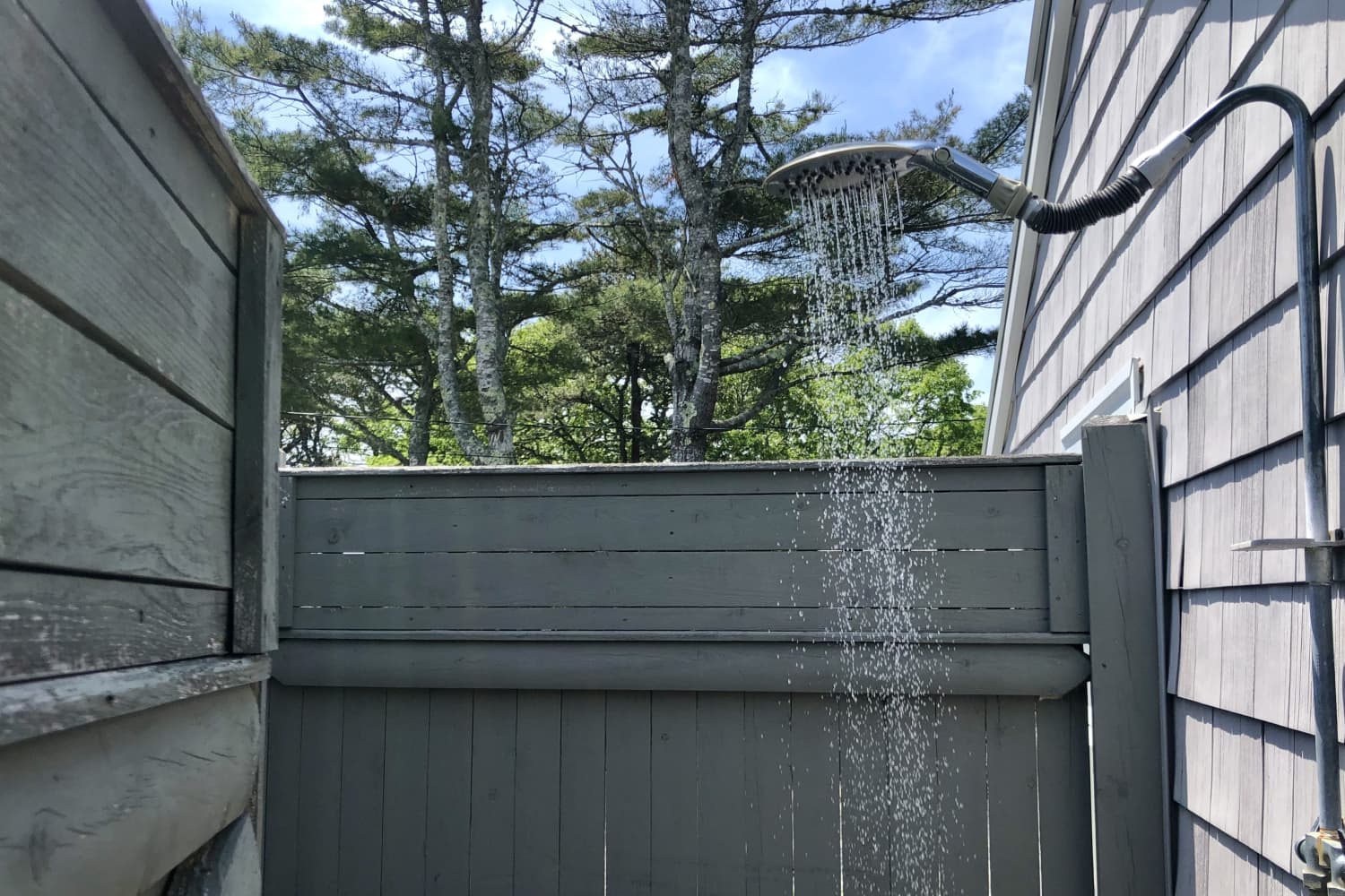 How Outdoor Showers Became a Staple of Modest Coastal Homes Apartment