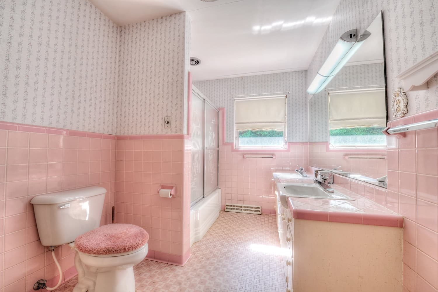 How to Style a '50s Pink Bathroom, According to Home Stagers