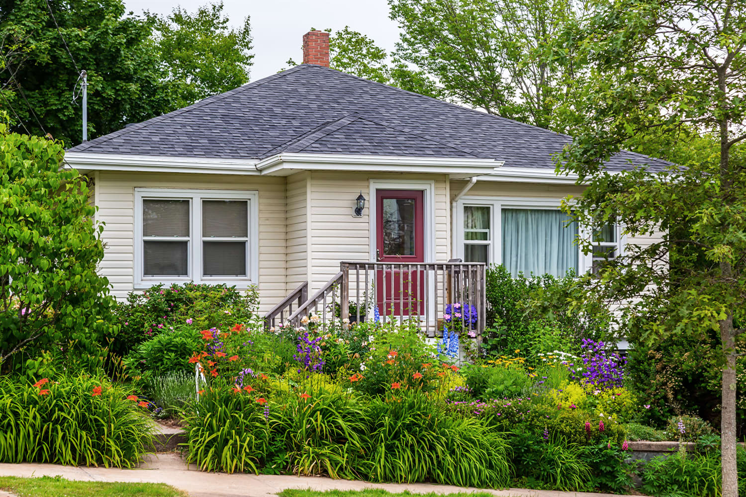 The Curb Appeal No-Nos That Instantly Date Your Home