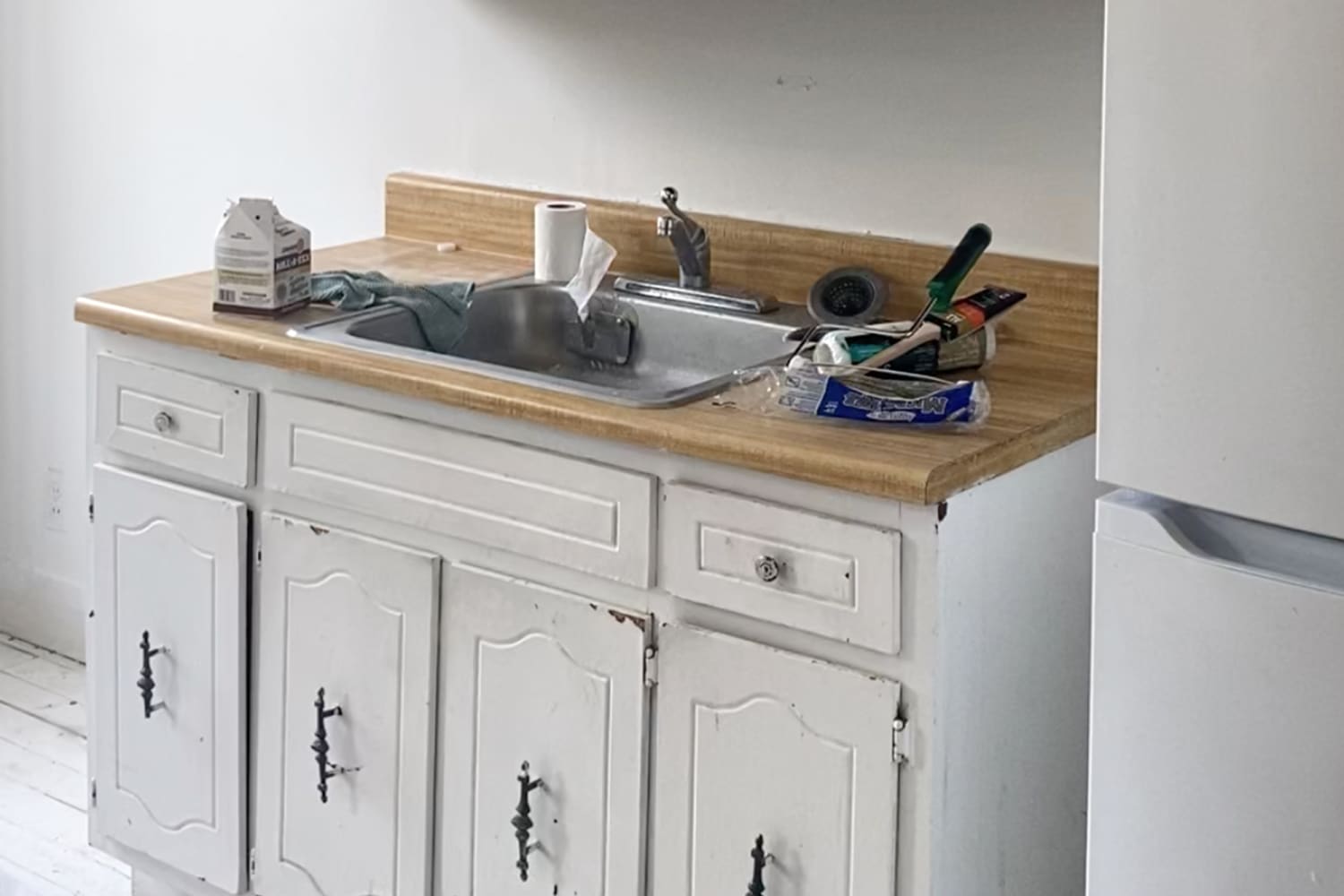 Before and After: An Outdated, Builder-Grade Rental Kitchen Gets a Major Revamp