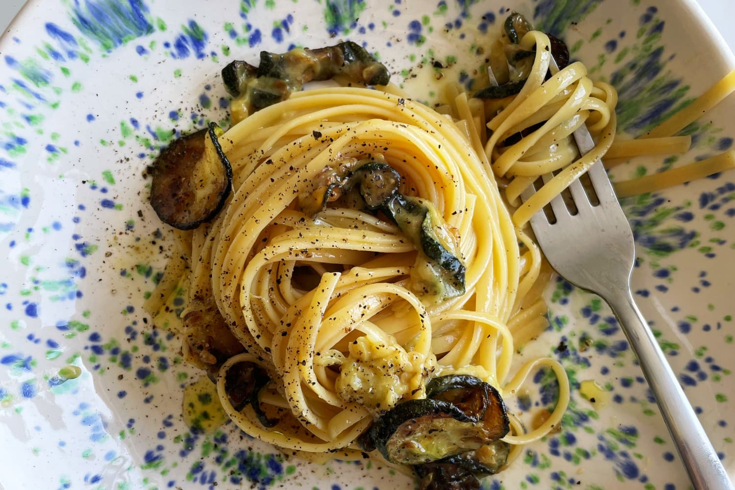 Die vegetarische „Rebellische Carbonara“ der Pasta Queen ist schnell ...