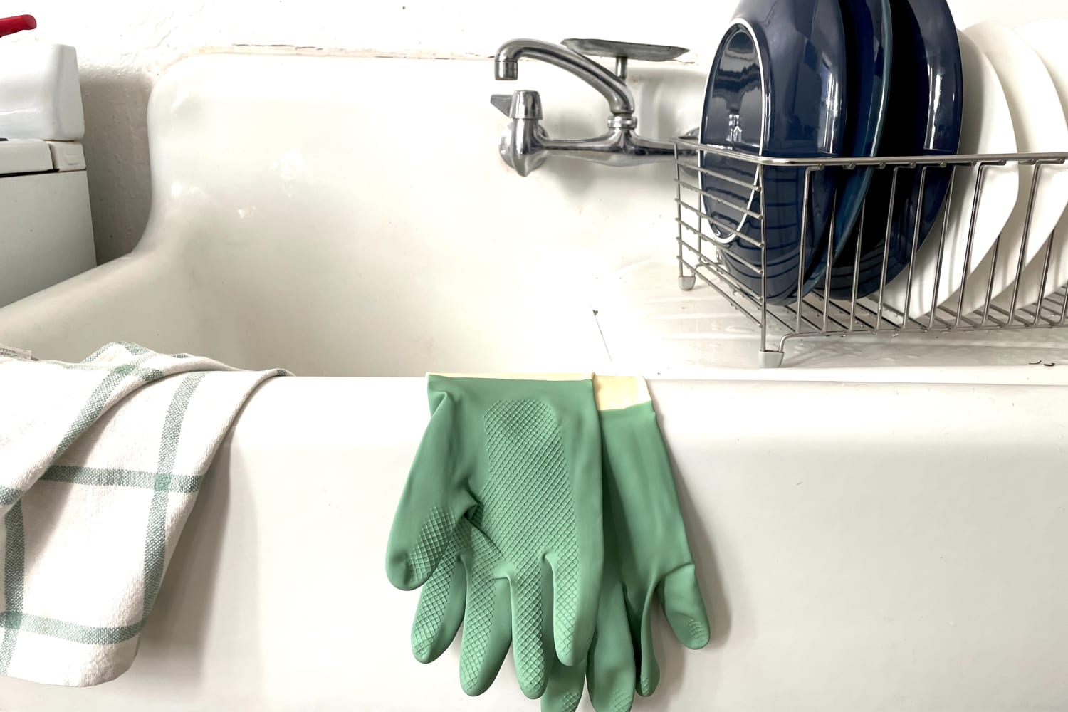 https://cdn.apartmenttherapy.info/image/upload/f_auto,q_auto:eco,c_fill,g_auto,w_1500,ar_3:2/k%2FEdit%2F2022-12-IKEA-Dishwashing-Gloves-Review%2Fikea_gloves_on_sink