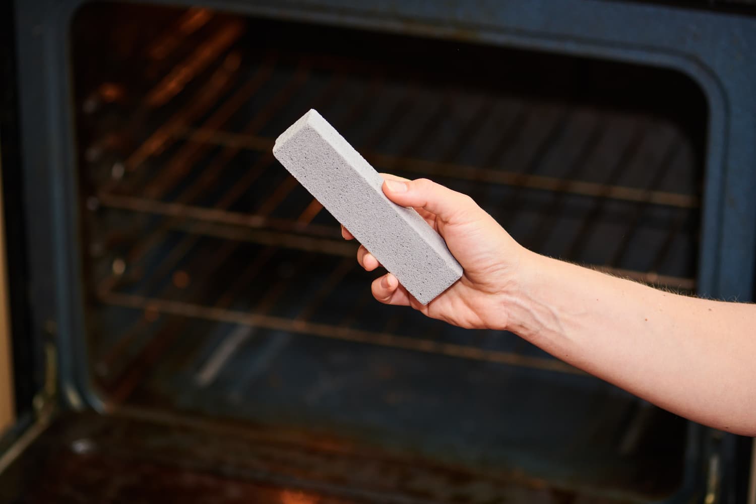 HOW TO CLEAN AN OVEN USING A SCOURING STICK/PUMICE STONE Tough