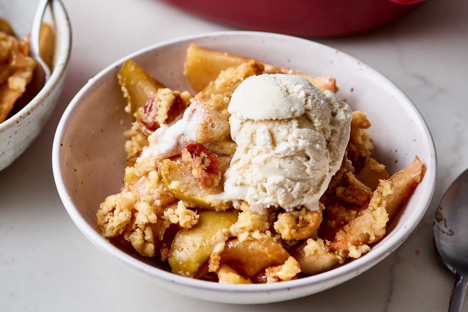 https://cdn.apartmenttherapy.info/image/upload/f_auto,q_auto:eco,c_fill,g_auto,w_1500,ar_3:2/k%2FPhoto%2FRecipes%2F2019-10-how-to-easiest-apple-crumble%2FHT-Easiest-Apple-Crumble_080