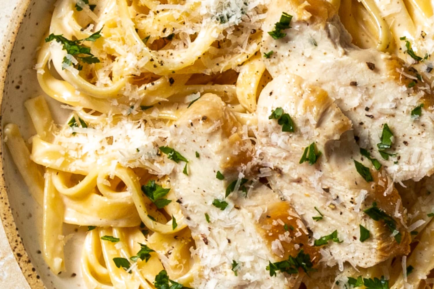 How To Make Classic Chicken Alfredo Pasta: The Easiest, Cheesiest Method, image size:1500x1000