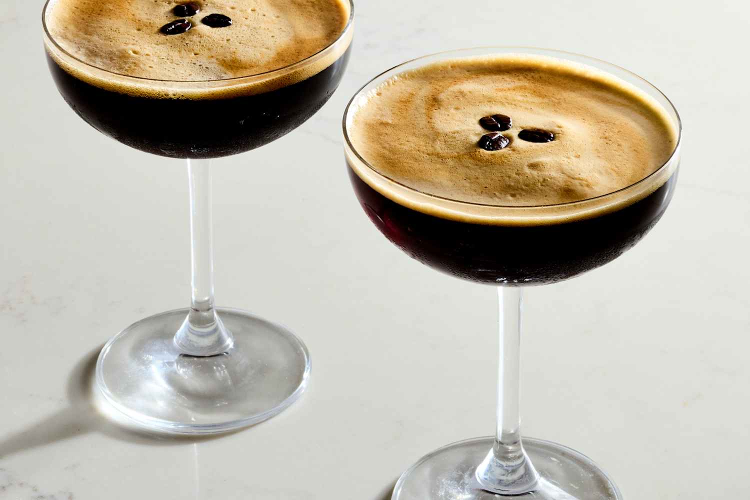 Die beste Art, einen Espresso Martini zuzubereiten – ganz ohne Espresso ...