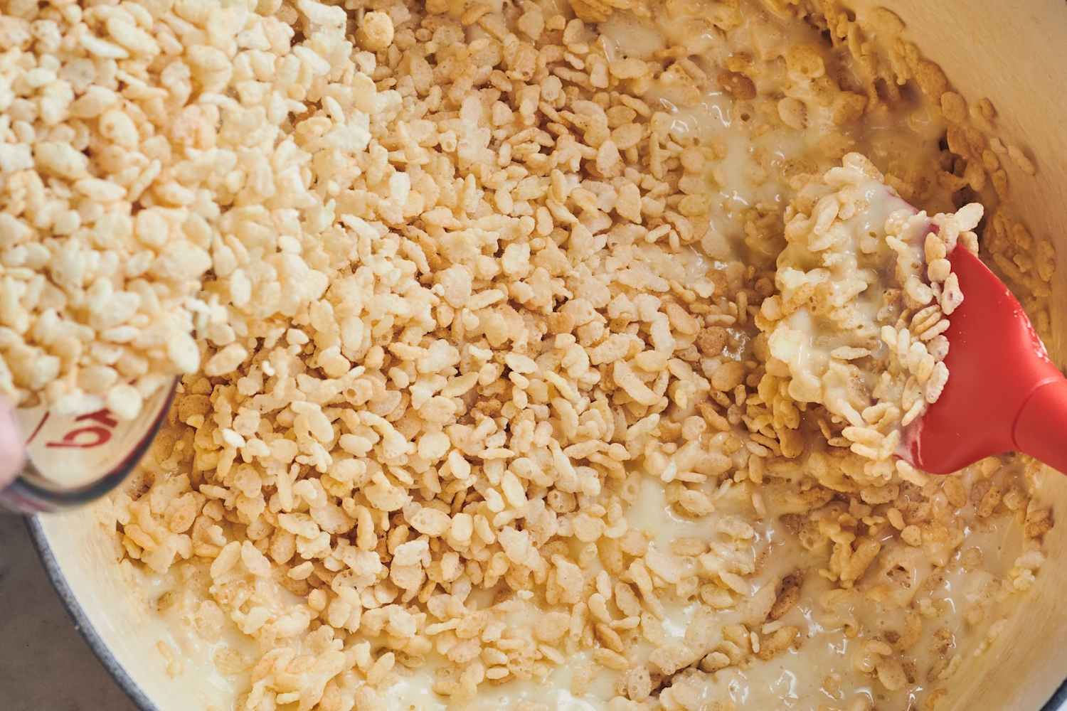 Wenn Sie das nächste Mal Rice Krispies Treats zubereiten, rühren Sie 1/2 ...