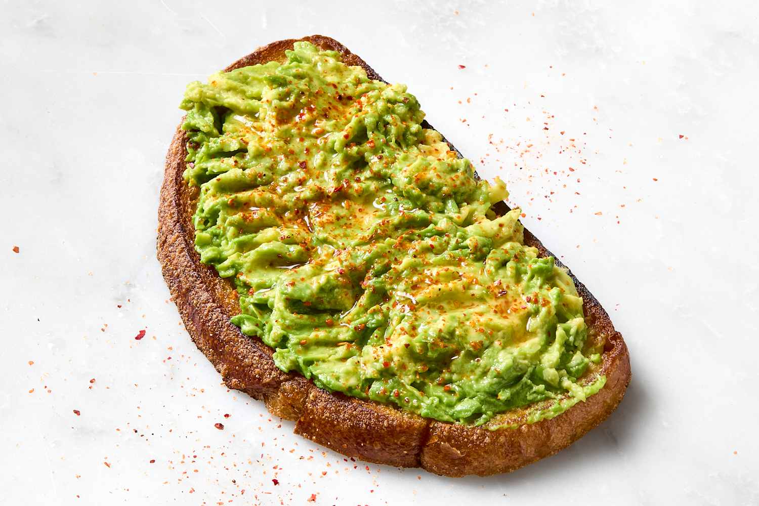 Schluss mit langweiligem Frühstück: Avocado-Toast mit einer dünnen Schicht ...