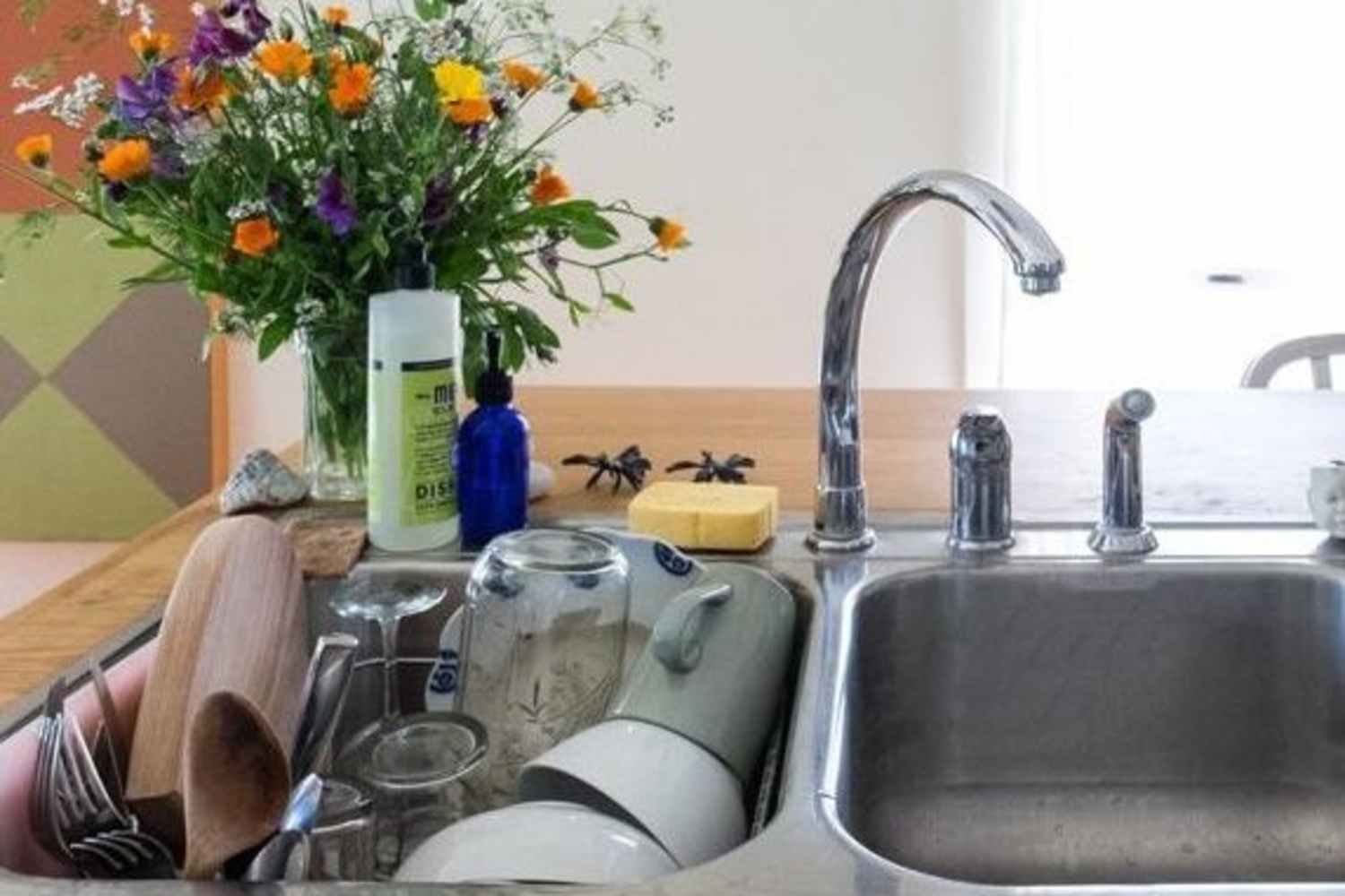 My “Sink Caddy” Dishwashing Trick Keeps My Kitchen Spotless The Kitchn