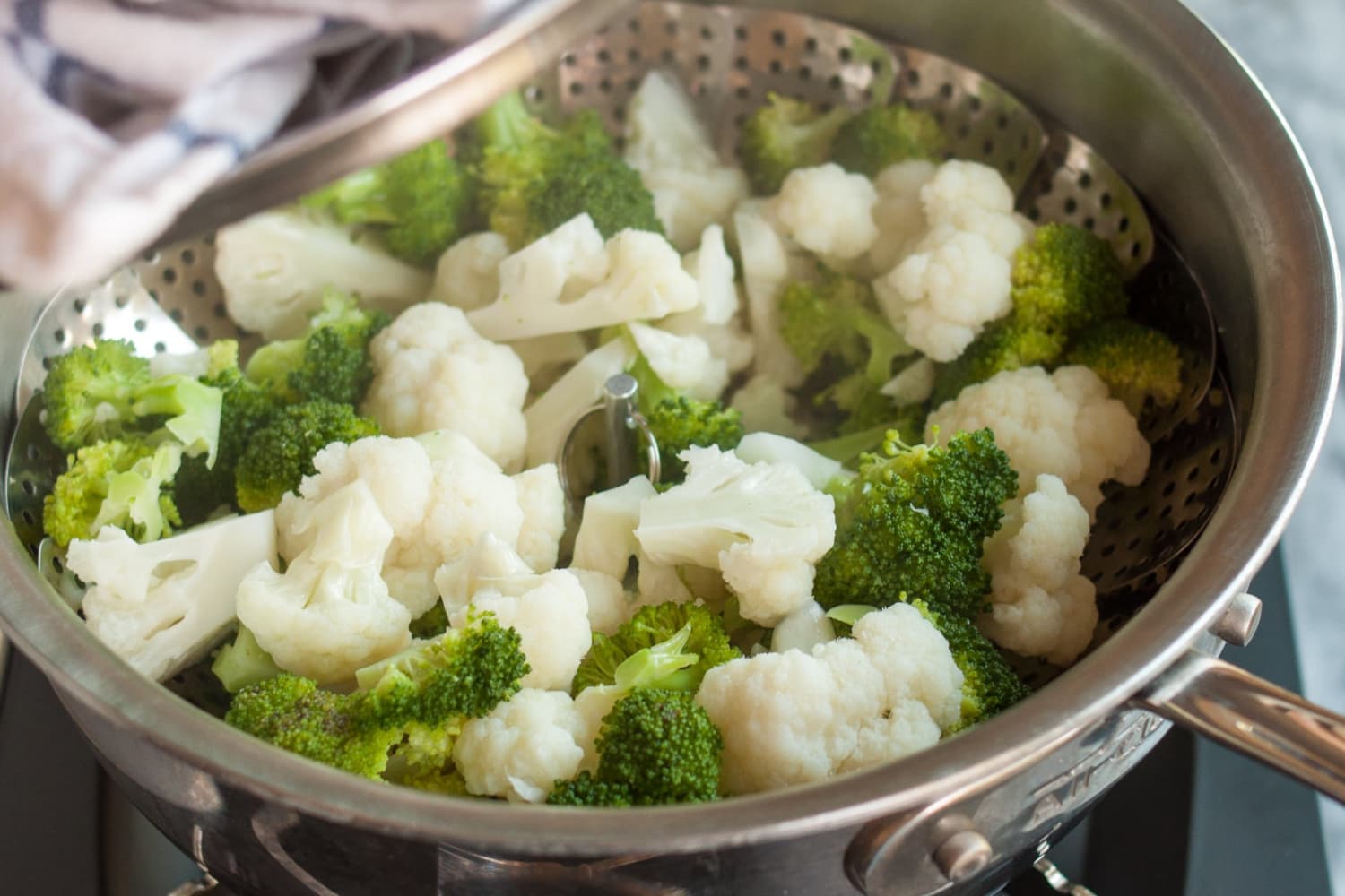 The Basics of Steaming Food in a Wok for Fresh Taste Every Time