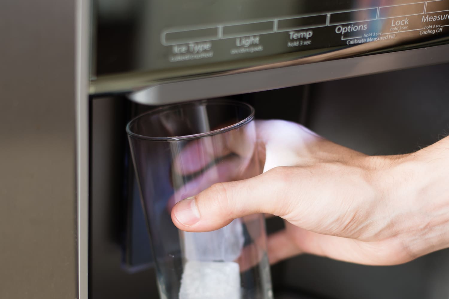 How to Clean an Ice Maker in a Refrigerator