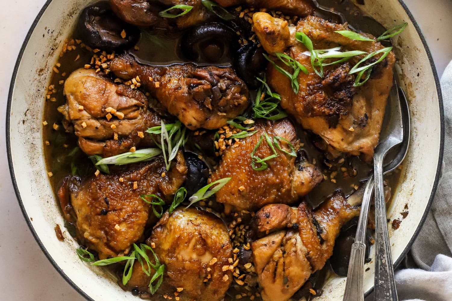 Chicken Adobo là một bữa tối một nồi siêu ngon, thêm hương vị