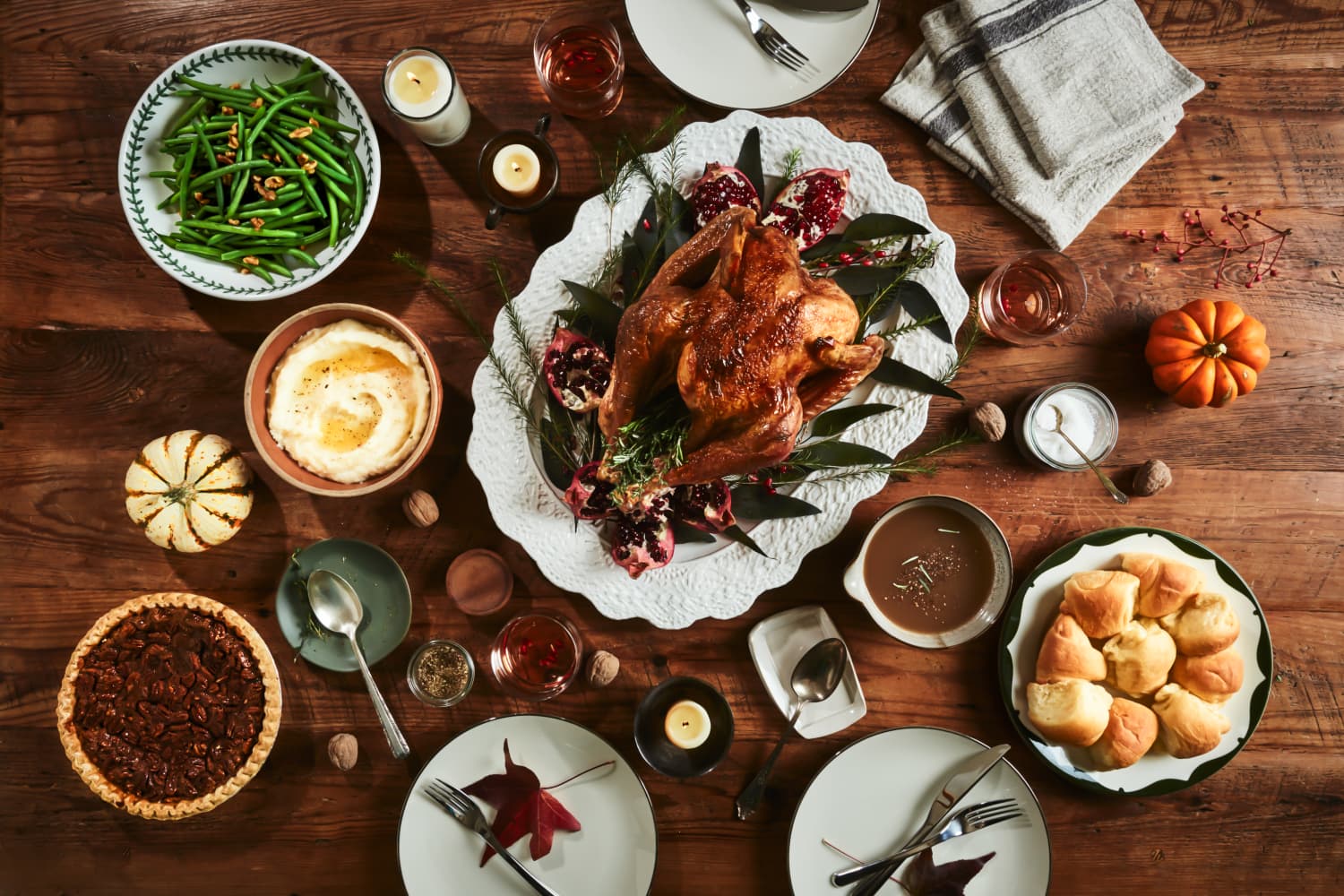 10 Stylish (and Anything But Cheesy!) Holiday Dinnerware Sets We Can’t Stop Thinking About