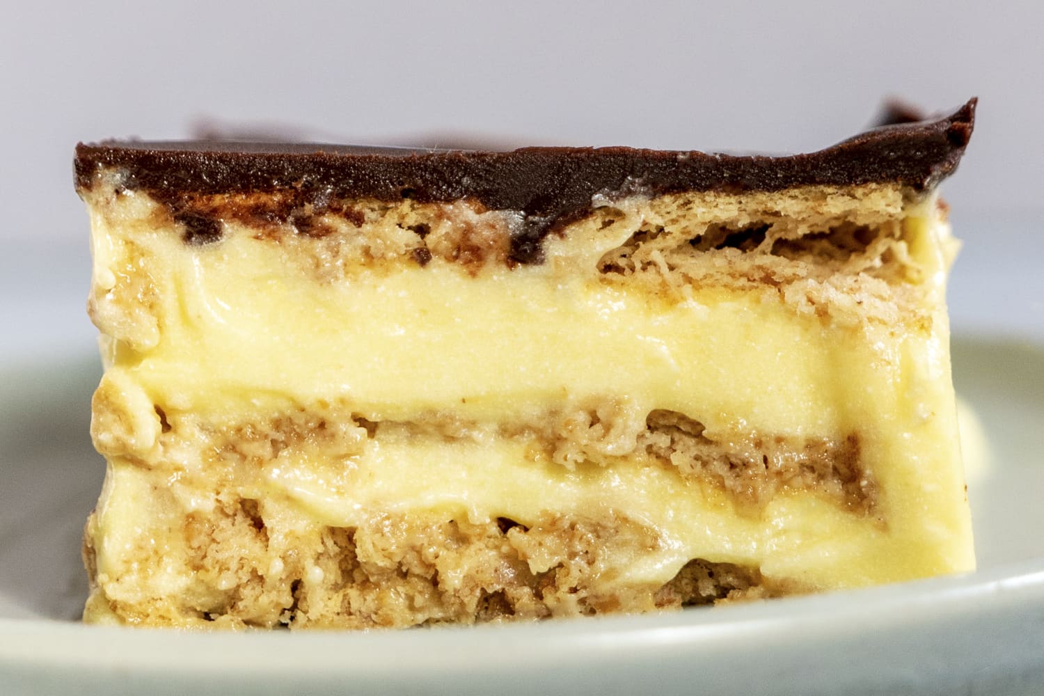 This No-Bake Cake Tastes Just Like a Chocolate Éclair
