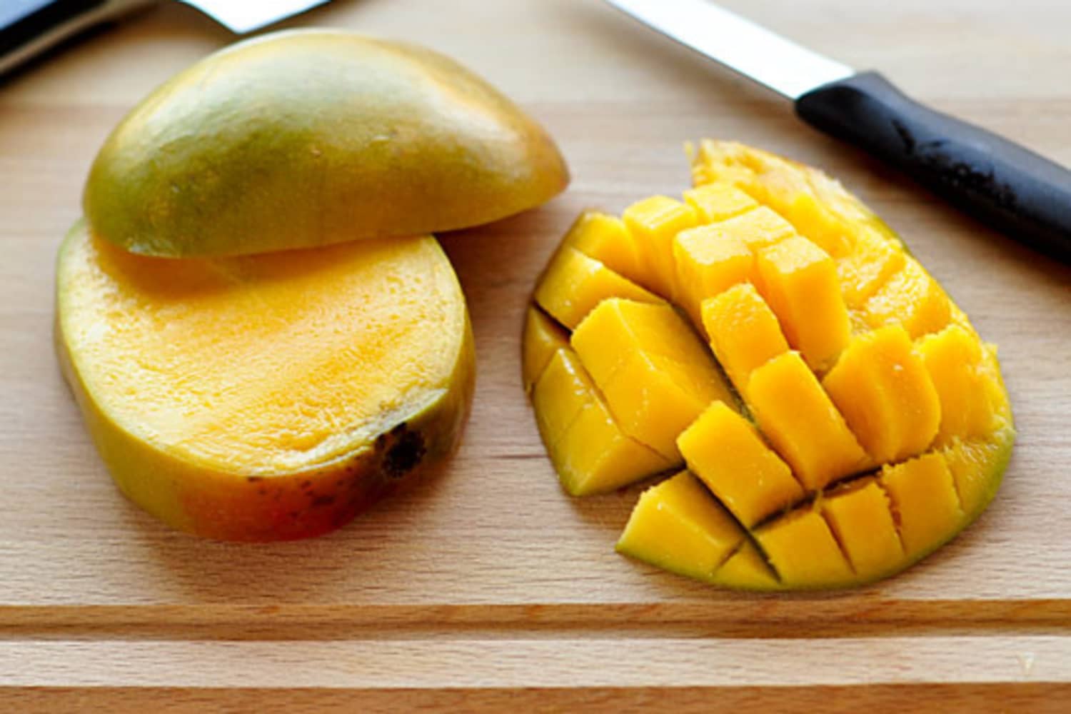 Cutting a sale mango