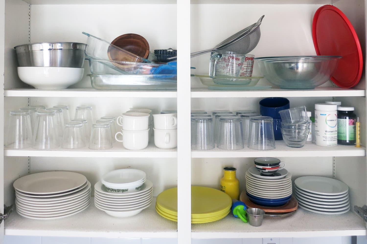 Как расставить посуду в кухонном гарнитуре