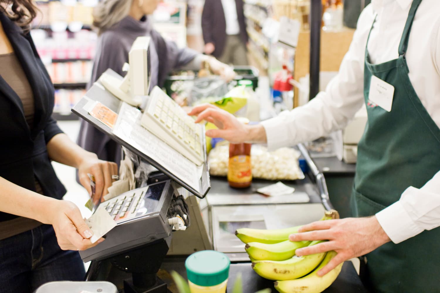 9 Ways to Save Money Every Time You Grocery Shop According to Cashiers