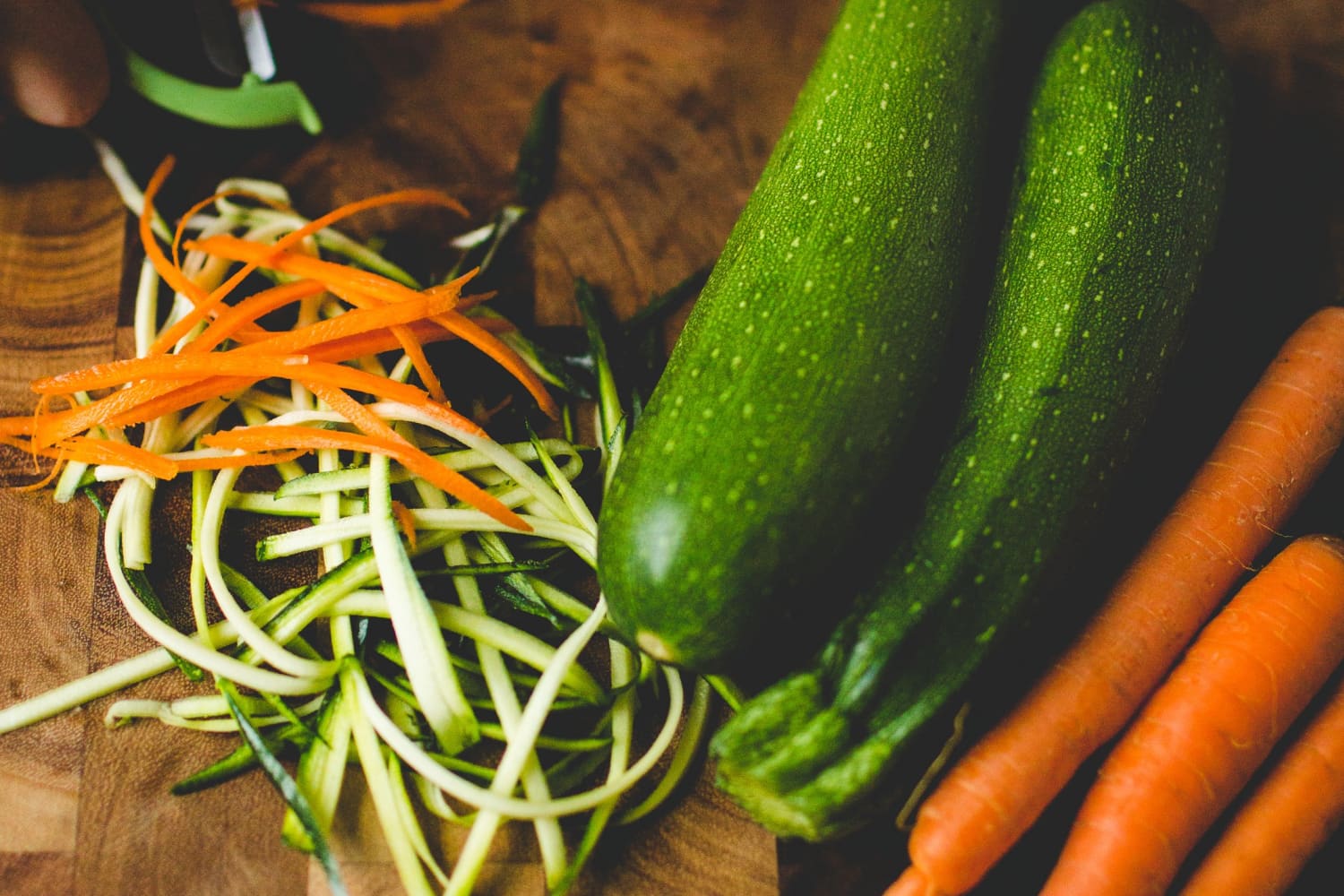 Vegetable online ribbon peeler