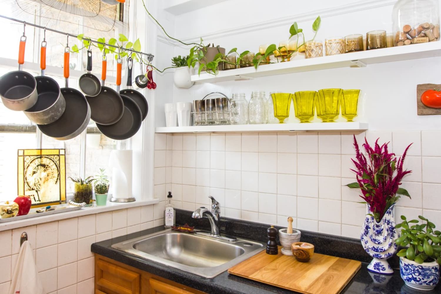 16 Ways to Squeeze a Little Extra Storage Out of a Small Kitchen   Armazenamento cozinha pequena, Cozinha de aluguer, Faça você mesmo cozinha