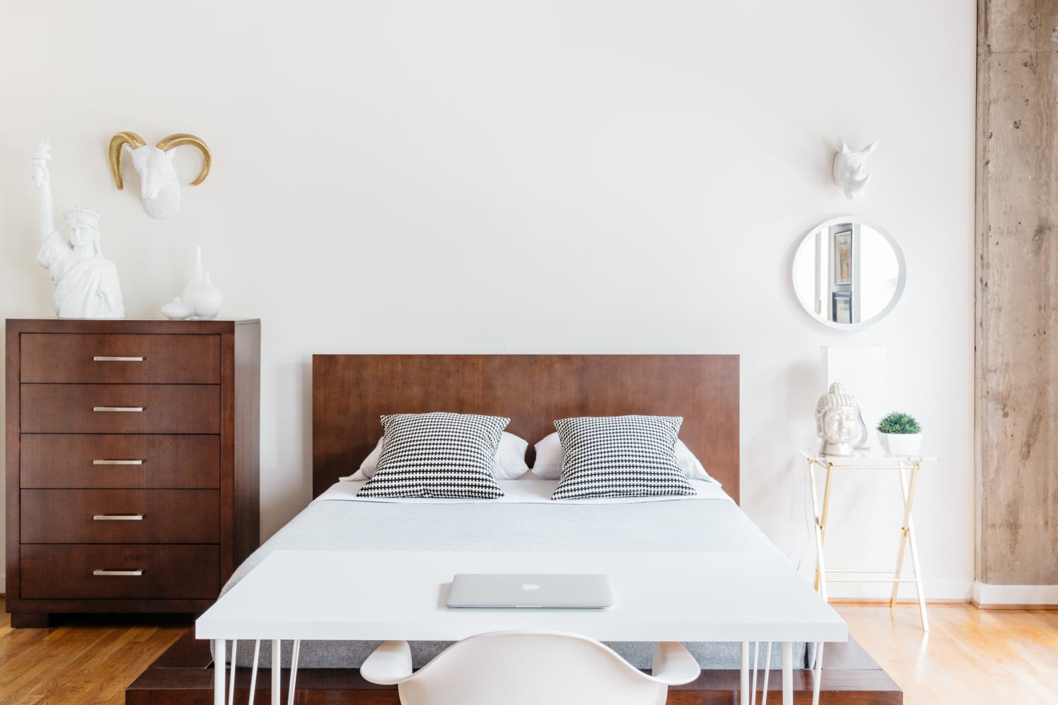 35 Minimalist Bedroom Ideas (With Photos of Inspiring Decor ...