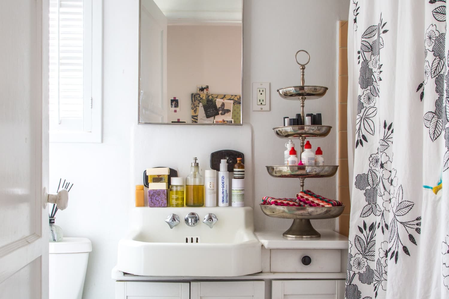 10 Styling Ideas for Small Rental Bathrooms | Apartment Therapy