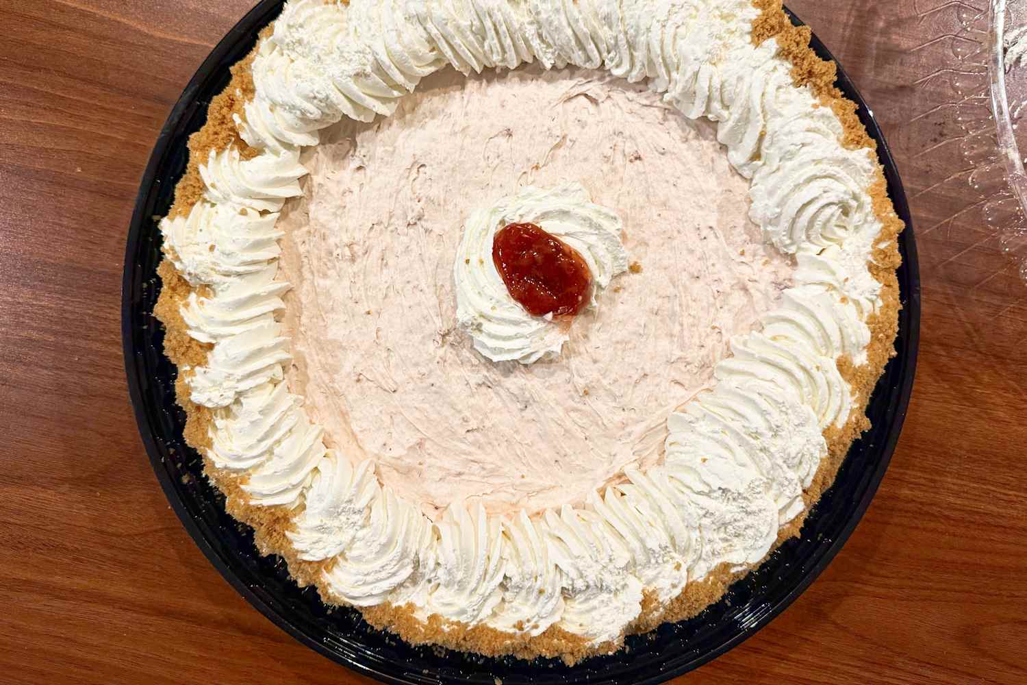 Ich habe Costcos beliebtes neues Erdbeerdessert probiert und werde den ...