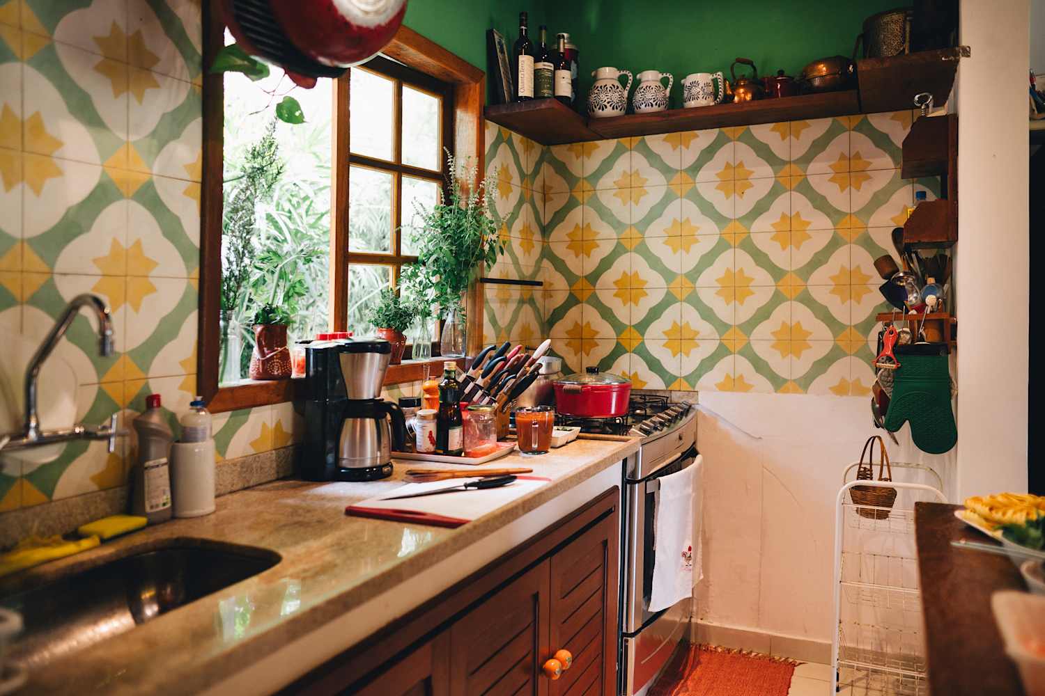 3 Kitchen Wallpaper Trends on Their Way Out in 2025 | The Kitchn