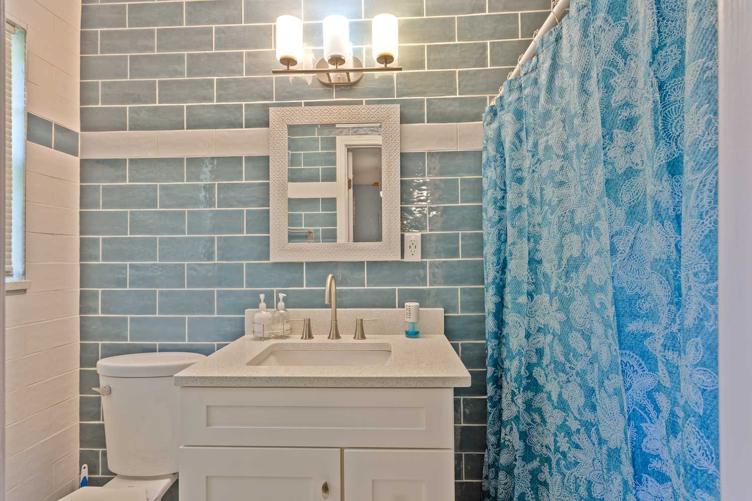4 Bathroom Trends You Thought Were Over - Designers Say They're Not