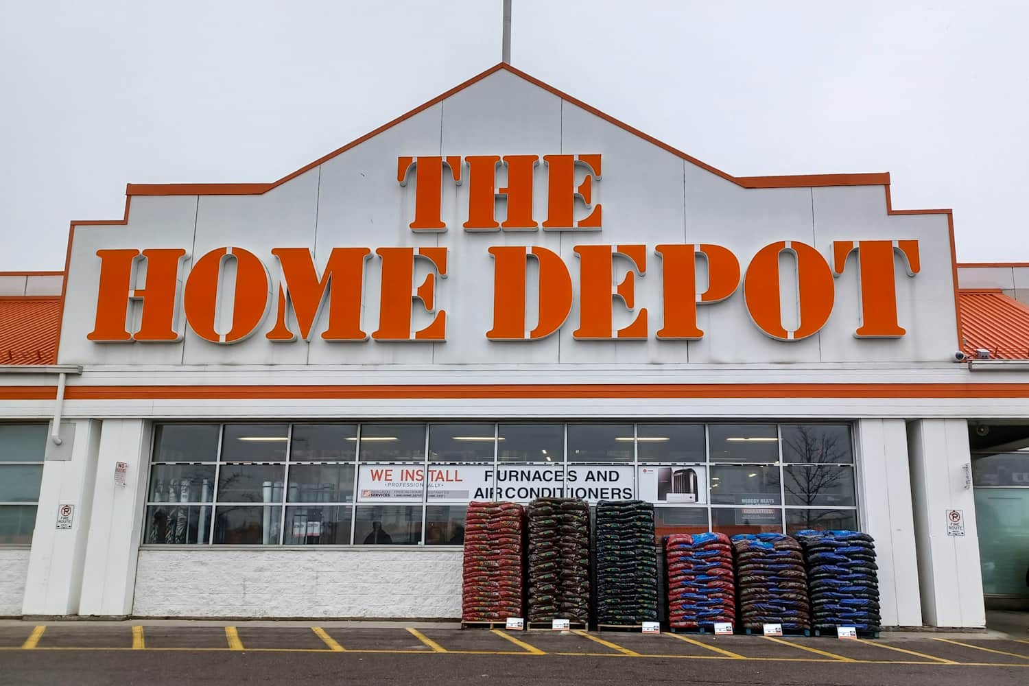 Grab The Home Depot's Pre-Lit Christmas Tree Before It Sells Out (Again)