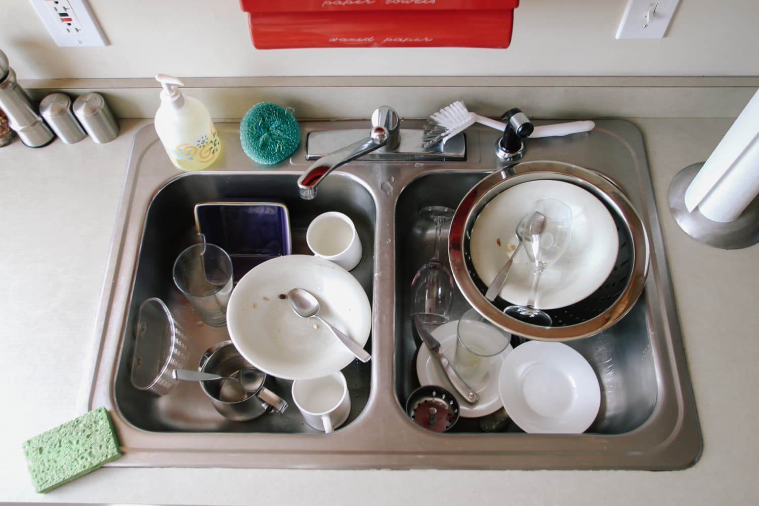 7 Accurate Descriptions of What It's Like to Wash Dishes All the Time