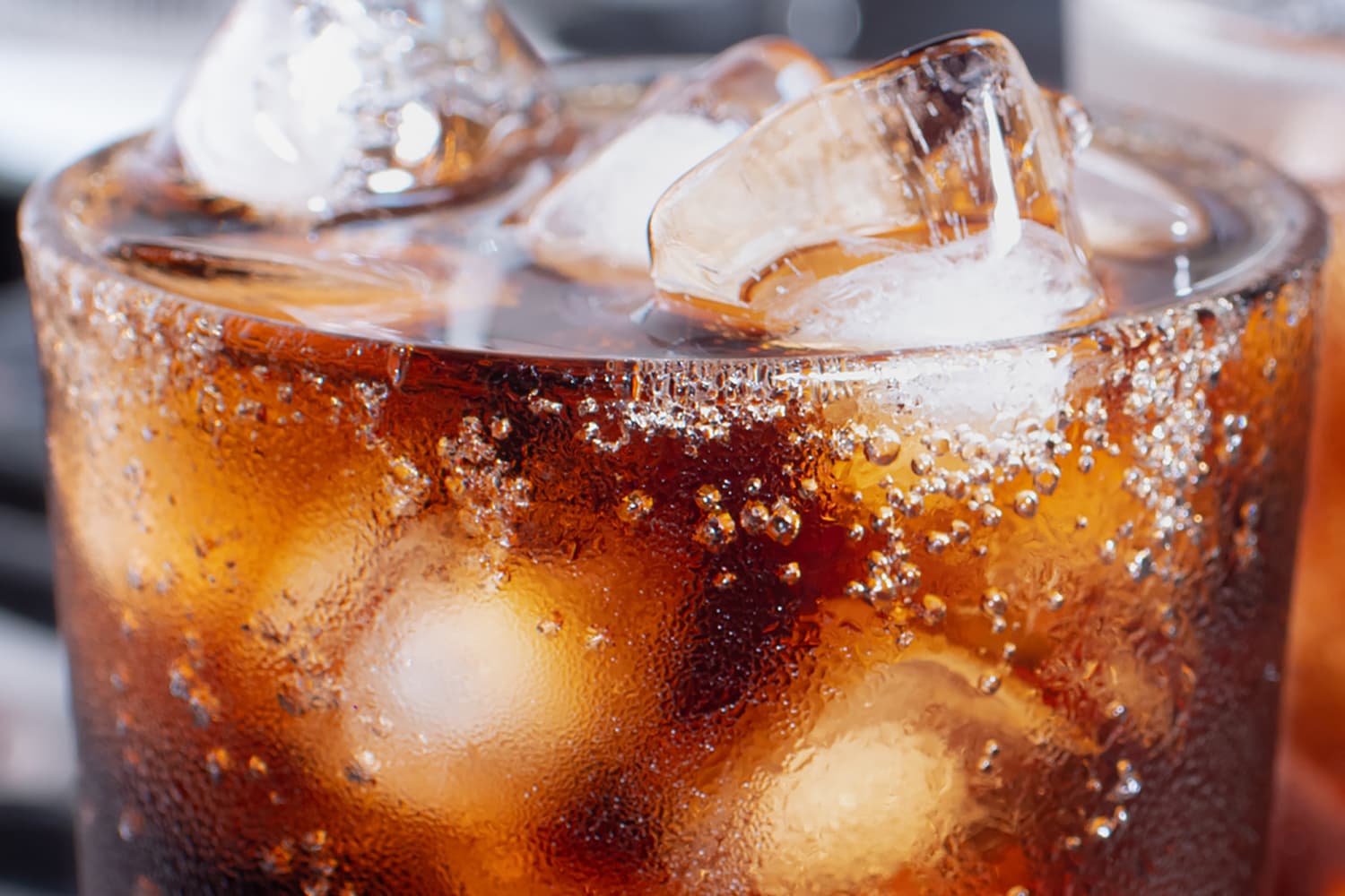 People Are Just Discovering This Trick for Pouring Soda into a Glass with Zero Fizz, and They’re Forever Changed