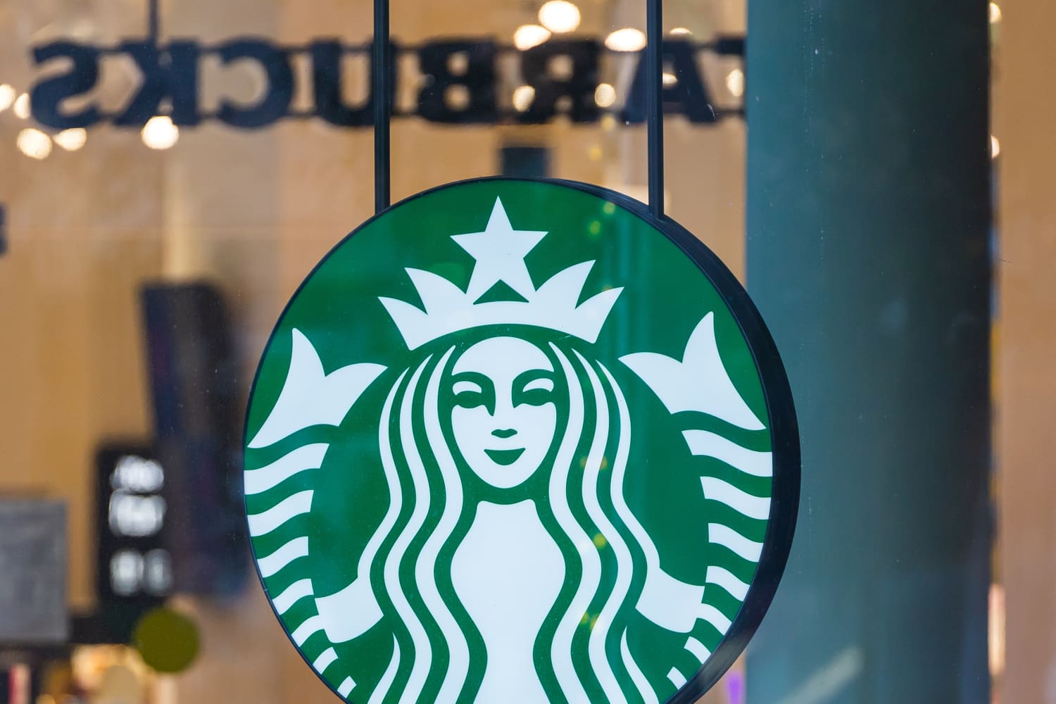 Đồ uống đóng hộp của Starbucks bị thu hồi ở nhiều quốc gia do có thể có mảnh kim loại
