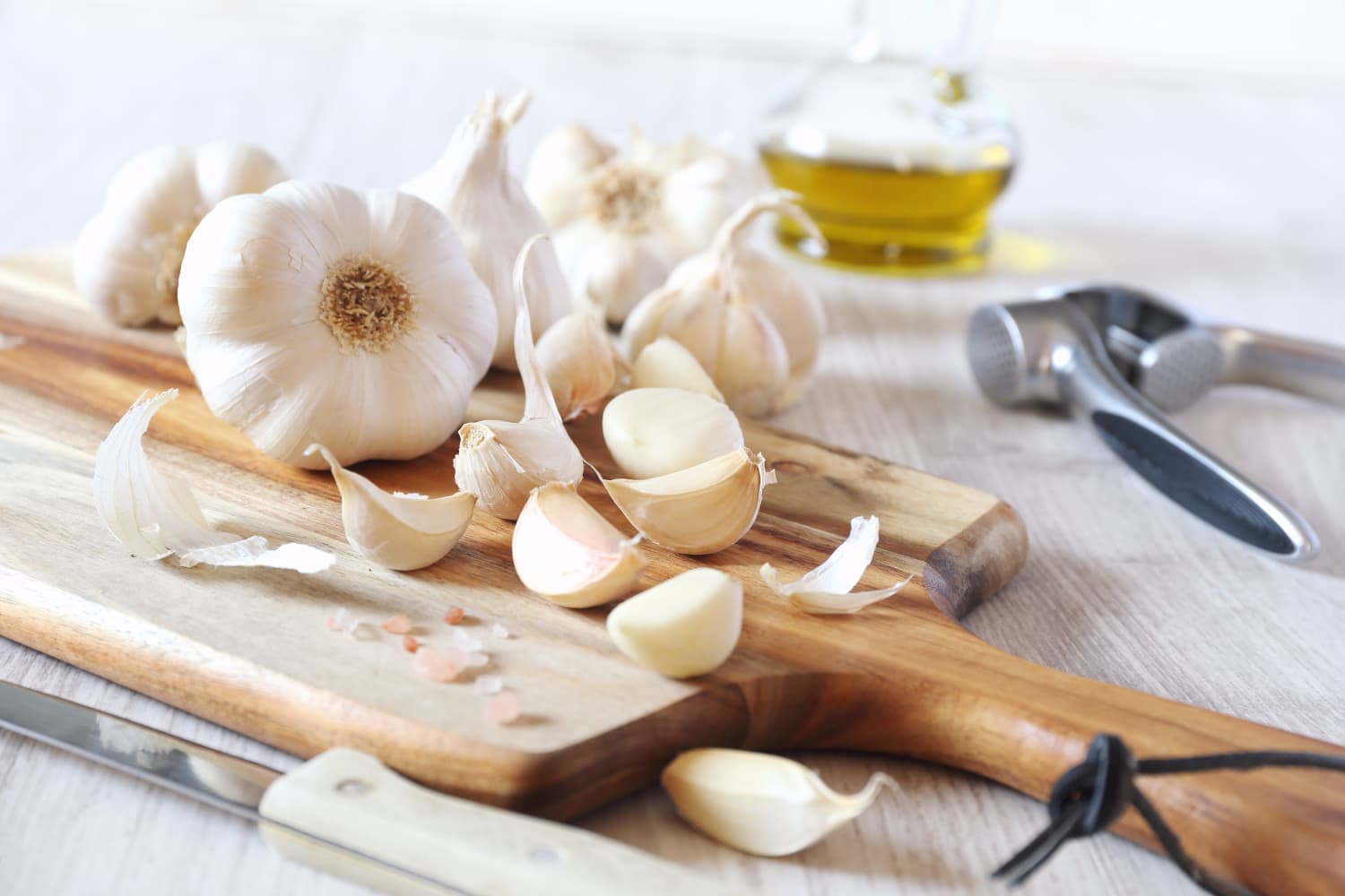 This MindBlowing Hack for Peeling Garlic Will Change Your Life The