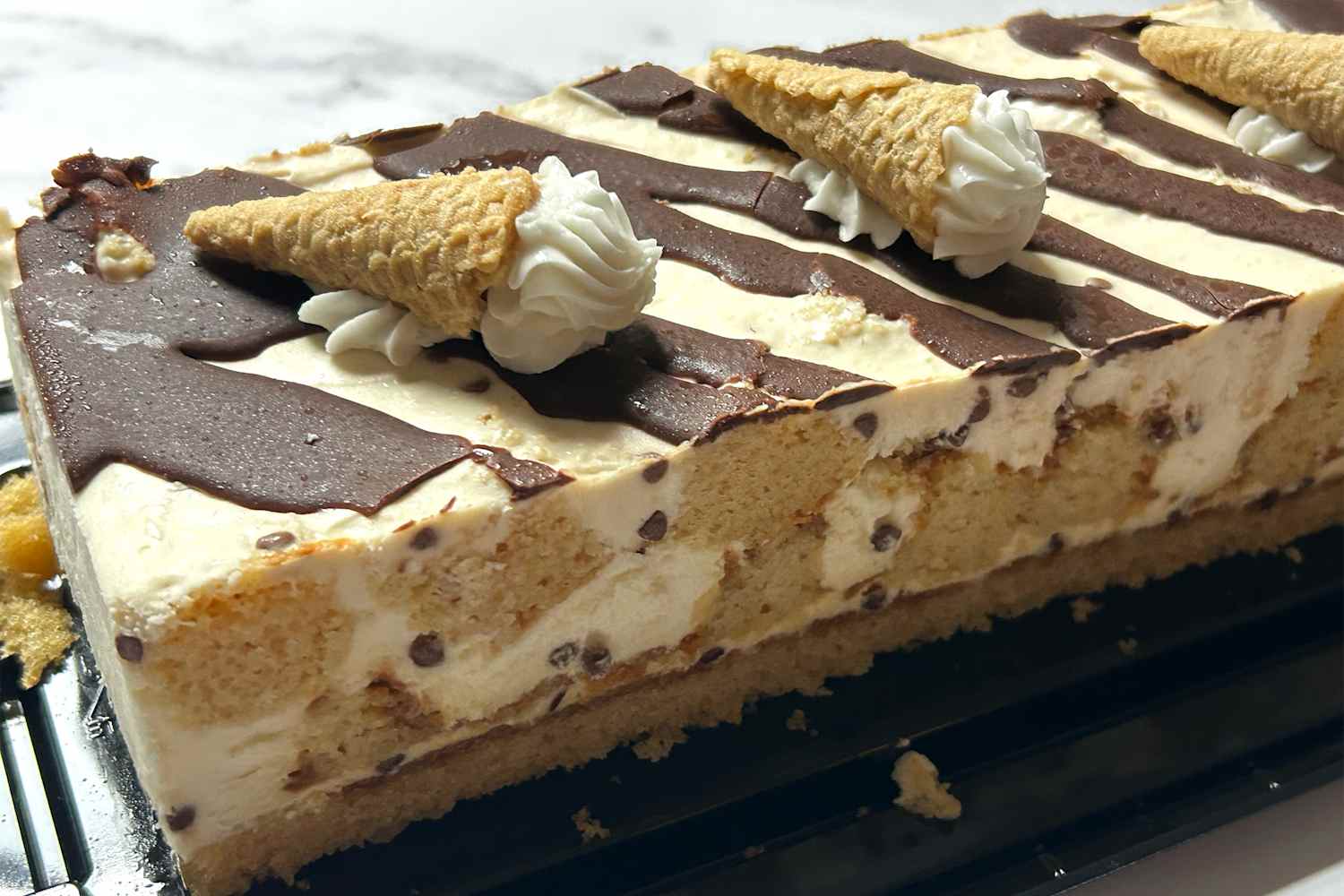 Ich habe Costcos limitierte Riegeltorte probiert und sie ist so lecker ...