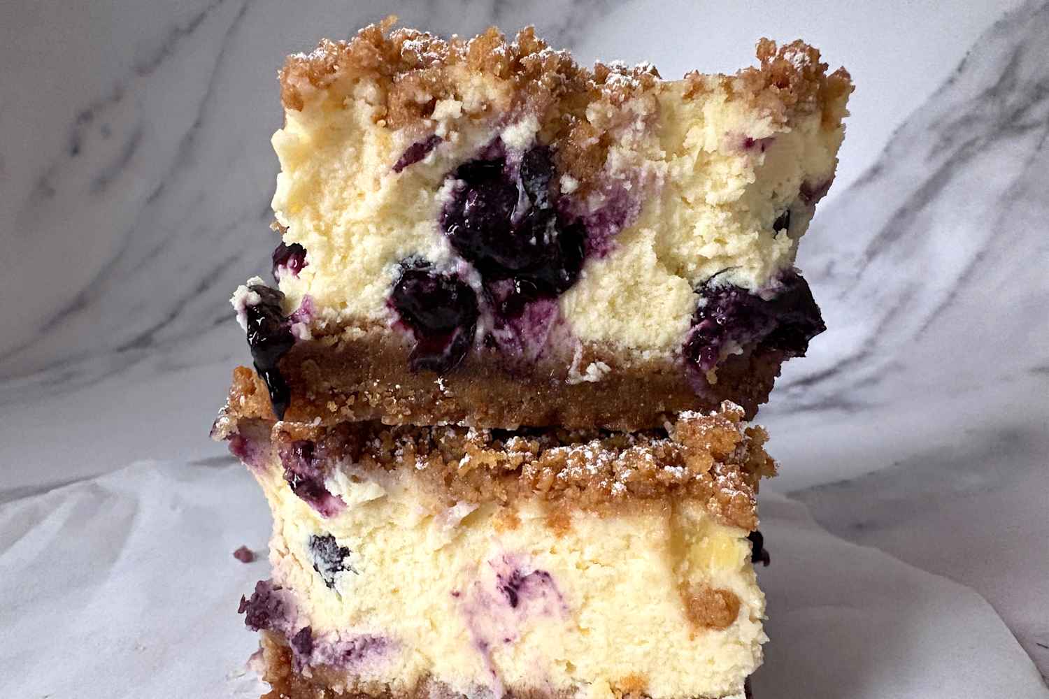 „Wie Käsekuchen, nur ohne die ganze Arbeit“: Die Zitronen-Blaubeer-Riegel ...