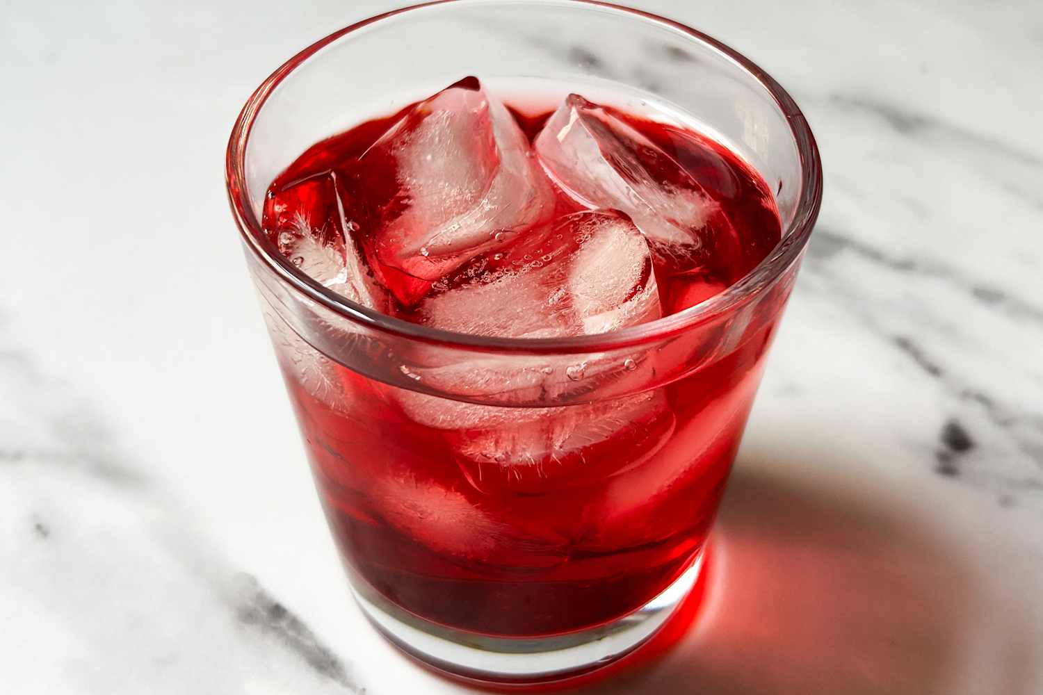Dieser Cocktail mit nur 2 Zutaten wurde gerade zum „Getränk des Sommers“ ...