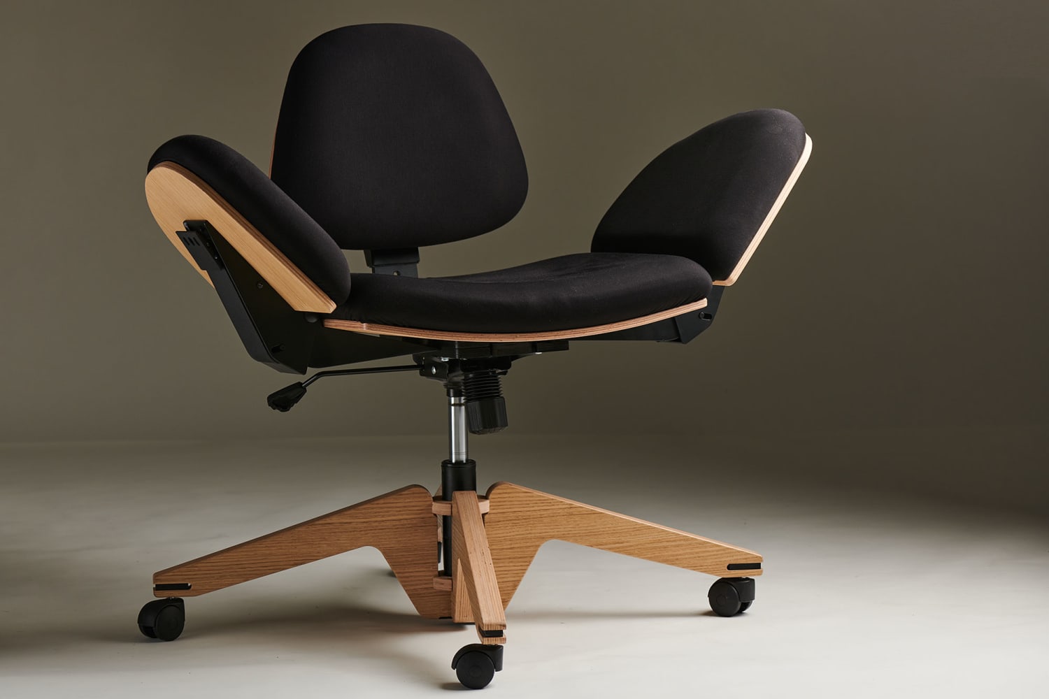 Office Chair That Lets You Sit 10 Different Ways ...