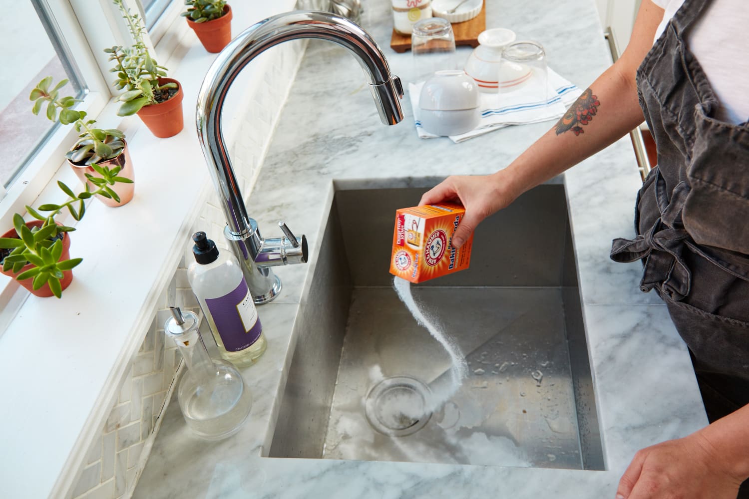 cleaning kitchen sink drain with vinegar
