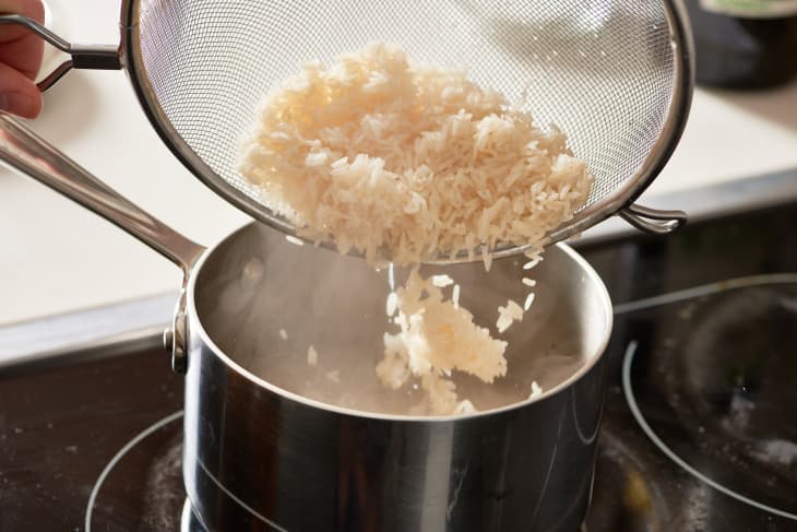 Depiction of the instructions in Method 1: Simmer and steam long-grain white rice. step 3