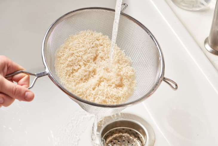 Depiction of the instructions in Method 1: Simmer and steam long-grain white rice. step 1
