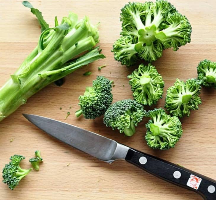 Depiction of the instructions in Prep the Broccoli step 1
