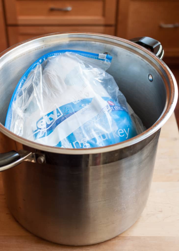 Depiction of the instructions in How to Thaw a Turkey in Cold Water step 2