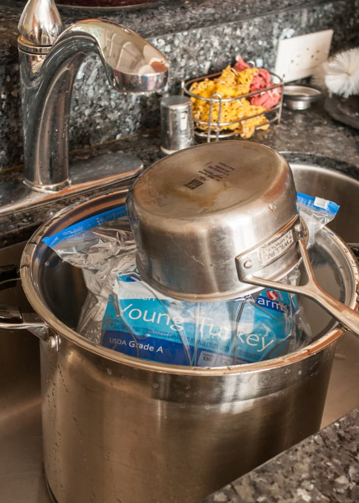 Depiction of the instructions in How to Thaw a Turkey in Cold Water step 4