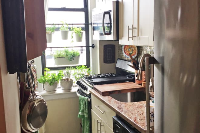 A 320 Square Foot Nyc Studio Is Stuffed With Smart And Organized Storage Ideas Sofia Consola