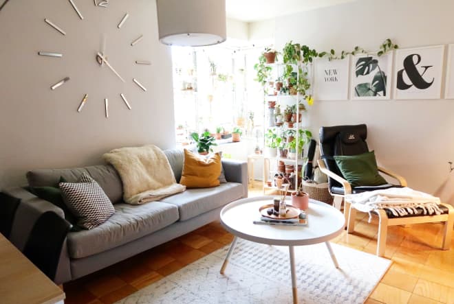 A Small Nyc Apartment Has A Cute Plant Shelf Solution For A Windowless Bathroom Sofia Consola