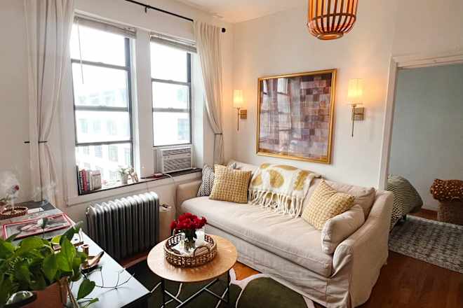 A Small NYC Rental’s Thrifted Gems Include a Faux Fireplace and $20 Art