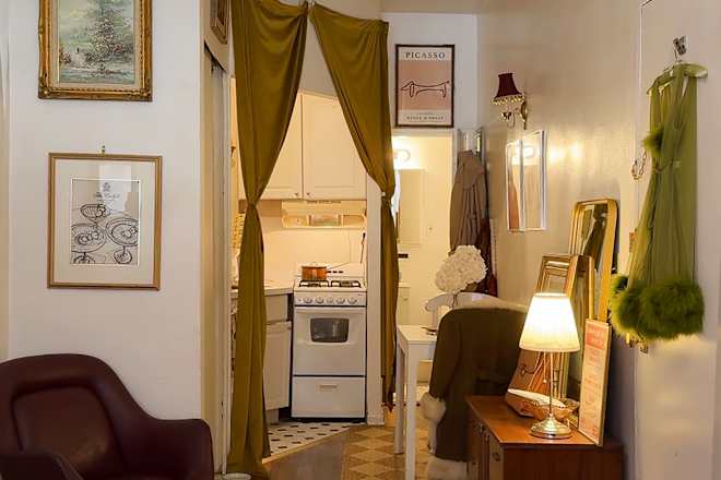 This Tiny NYC Rental Is the Perfect Combo of “1960s Meets 2000s NYC Romcom”