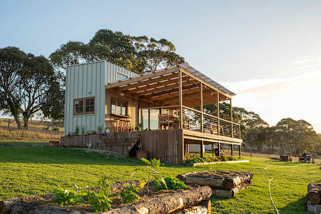 Four People and a Husky Share This Gorgeous 215-Square-Foot Home