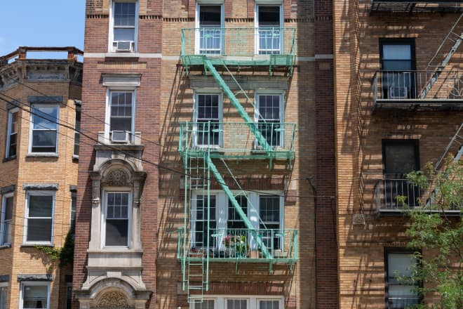 Peek Inside a $2,500 NYC Apartment That Doesn’t Have a Kitchen Sink