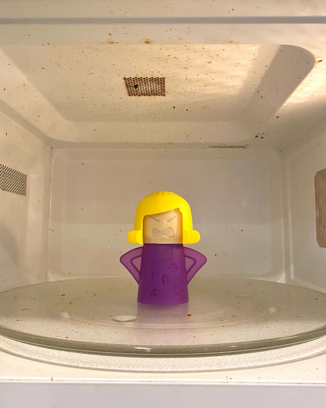 I Tried Good Housekeeping’s Favorite $7 “Small but Mighty” Microwave Cleaner‚ and I’ll Never Go Back